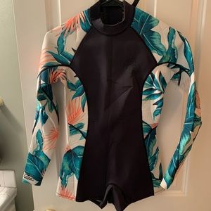 Billabong boyshort long sleeve wetsuit. 2mm Recycled neoprene. Back zip entry.